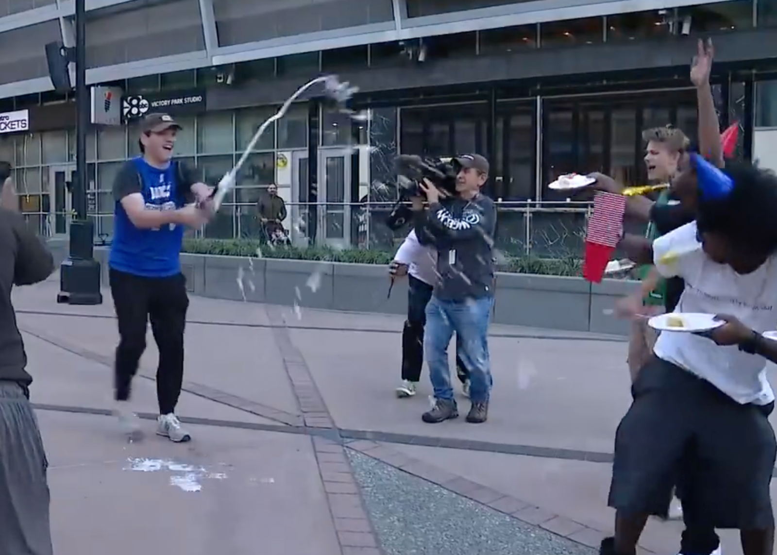 哈里森被解雇后，东契奇球迷来到独行侠主队场外开香槟庆祝